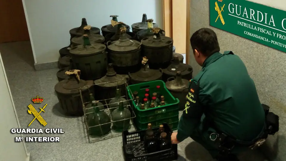 Los recipientes de licor incautados. GUARDIA CIVIL