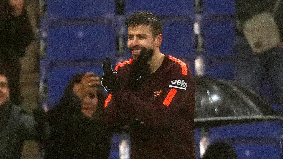 Gerard Piqué celebra o seu gol ao Espanyol. ALEJANDRO GARCÍA (EFE)