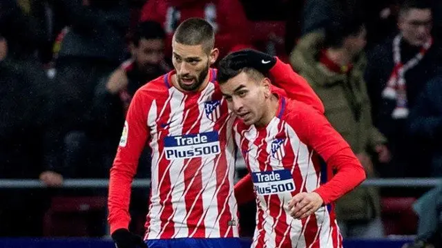 Carrasco felicita a Correa por su gol. RODRÍGO JIMÉNEZ (EFE)