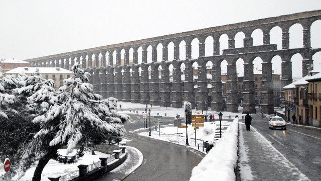 El acueducto de Segovia, nevado. PABLO MARTÍN