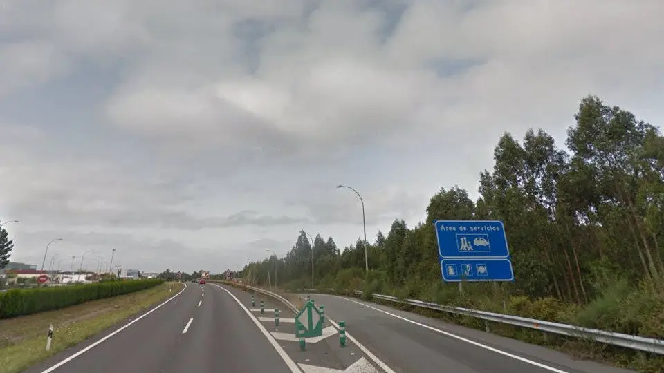 Salida en la A-6 a la área de servicio de Coirós. GOOGLE MAPS