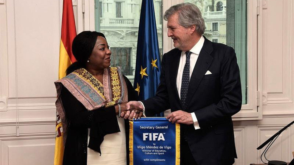 La secretaria general de la Fifa, la senegalesa Fatma Samoura, con Íñigo Méndez de Vigo. EFE