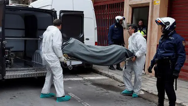 
Operarios del ret&eacute;n f&uacute;nebre trasladan el cuerpo de un joven de 19 a&ntilde;os fallecido a causa de una pu&ntilde;alada recibida en el coraz&oacute;n. MANUEL LORENZO 