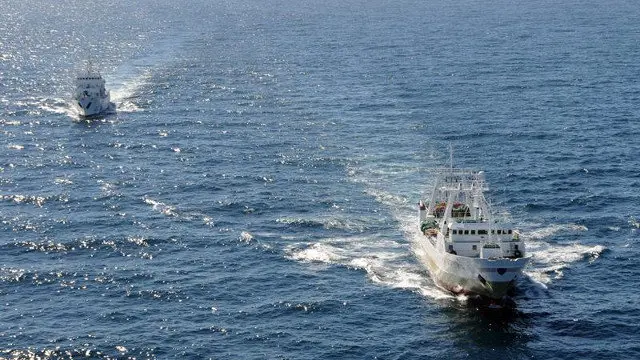 Guardacostas argentinos (izquierda) custodian el pesquero gallego. PNA