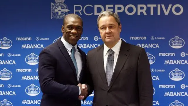 Clarence Seedorf (izquierda) y Tino Fernández. CABALAR (EFE)