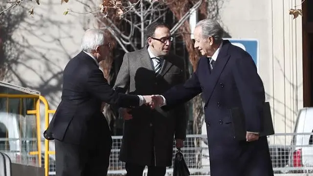 El expresidente de OHL Juan Miguel Villar Mir (d) a su llegada este martes a la Audiencia Nacional donde ha sido citado como investigado por el juez del caso Púnica. MARISCAL (EFE)