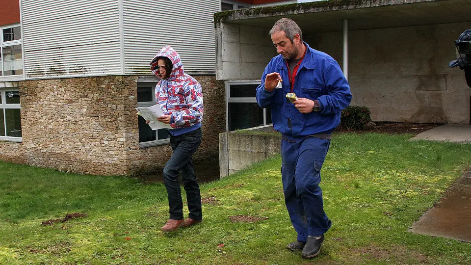 La pareja, saliendo de los juzgados de Lalín, tras prestar declaración y quedar en libertad. PATRI FIGUEIRAS