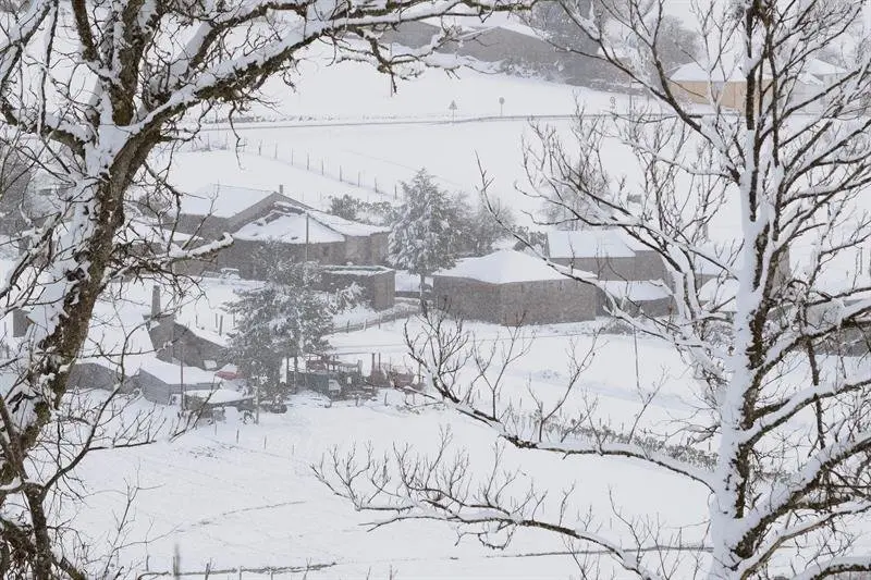 Vista de un pueblo cerca de O Cádavo. ELISEO TRIGO