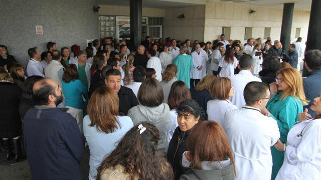 Concentración de trabajadores del hospital de La Línea, tras el incidente. J. RAGEL (EFE)