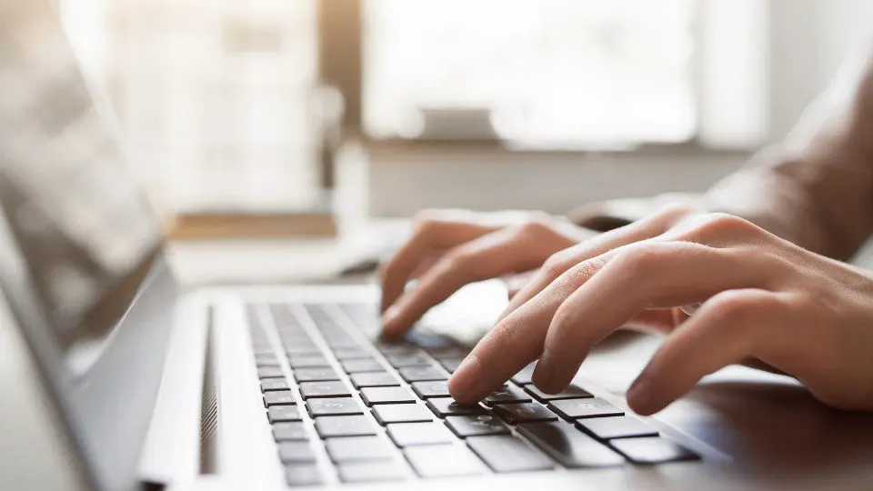 Trabajo en un ordenador. EP