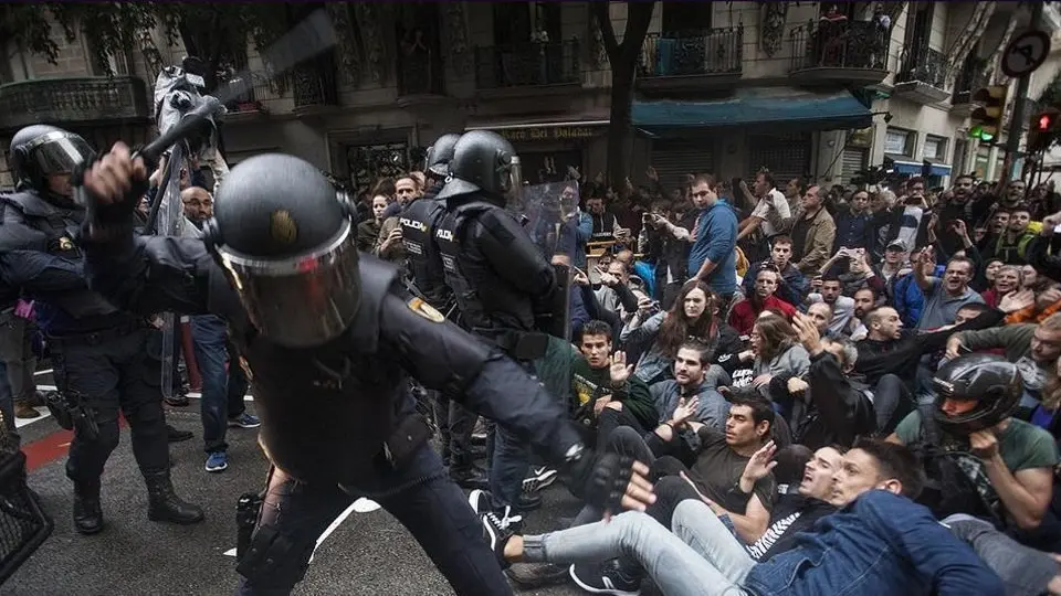 Cargas policiales en el día del referéndum. EFE