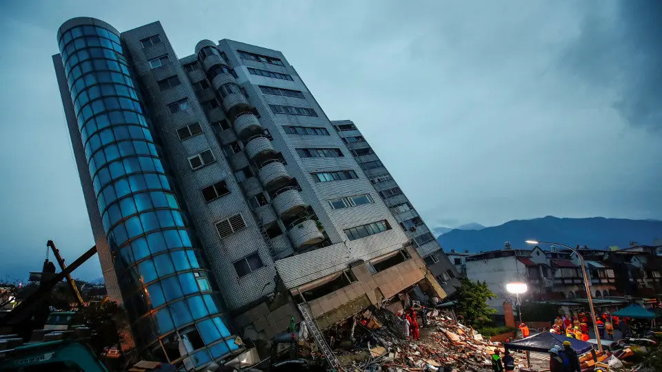 Vista de un edificio escorado en Hualien, en el este de Taiwán. EFE