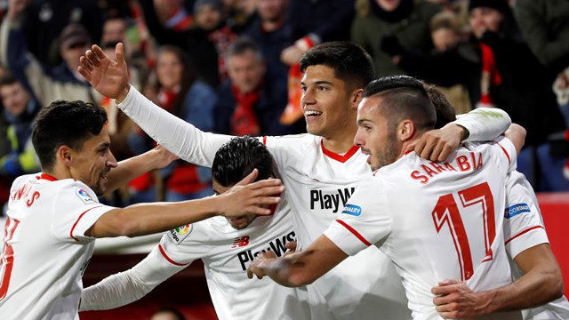Jugadores del Sevilla celebran un gol. JULIO MUÑOZ (EFE)