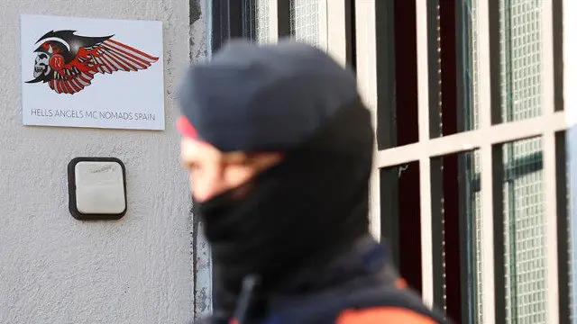 Los Mossos, en la sede de los Ángeles del Infierno en Sabadell. ALEJANDRO GARCÍA (EFE)