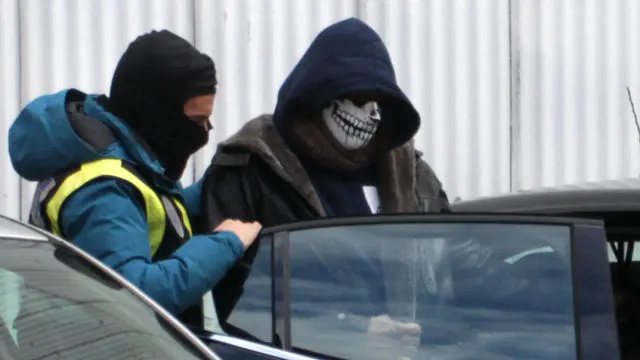 David Pérez Lago y un agente del Greco Galicia. DAVID FREIRE