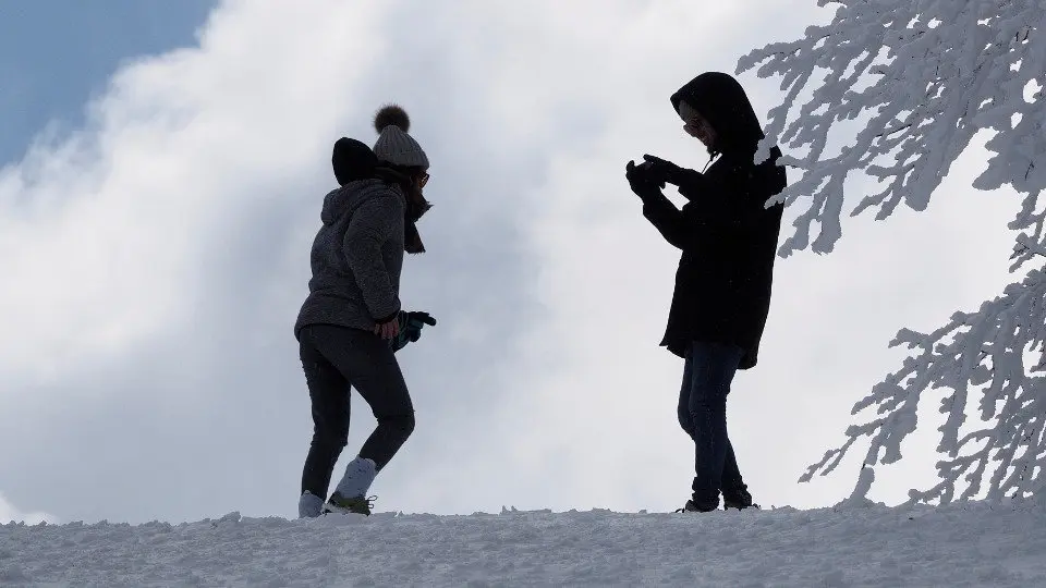 Dúas amigas fan fotos na neve. EFE