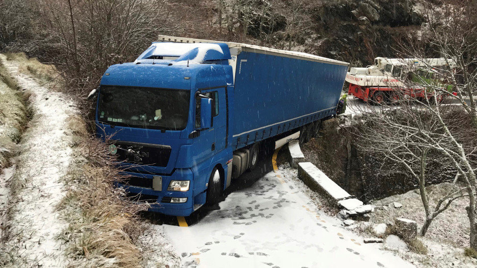 A neve dificultou as tarefas para liberar un camión que quedou atrapado na OU-1052. SXENICK (EFE)