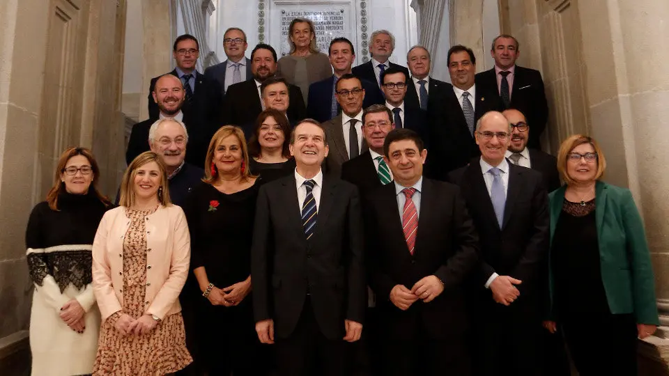 Foto de familia de los representantes de las administraciones locales que participaron en la cumbre del Pazo Provincial. JAVIER CERVERA-MERCADILLO