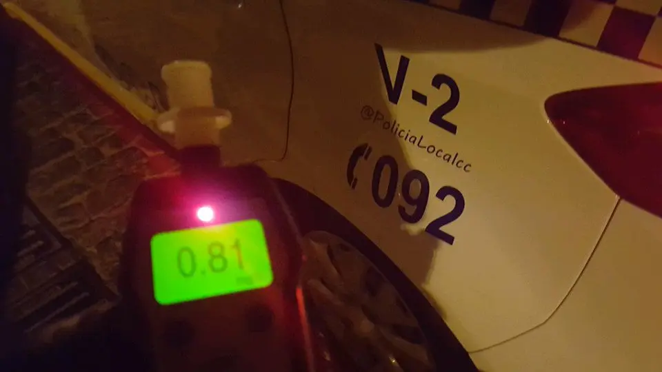 Prueba de alcholemia al conductor detenido. POLICÍA LOCAL DE CASTILLEJA