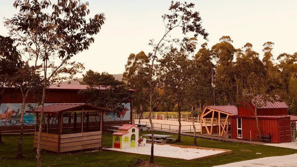 El complejo cuenta con cuadras, guadarnés, pistas y cafetería. CEDIDA