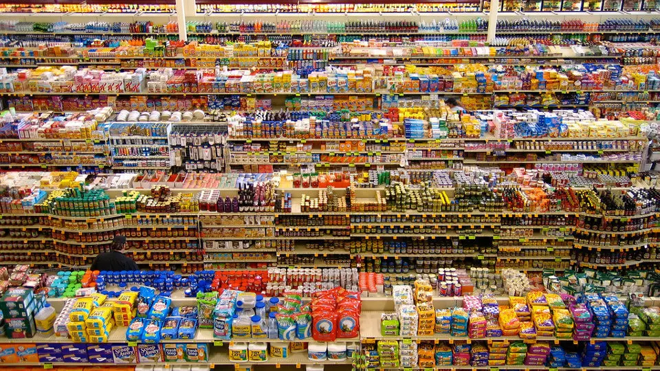 Estanterías de un supermercado repletas de productor. AEP