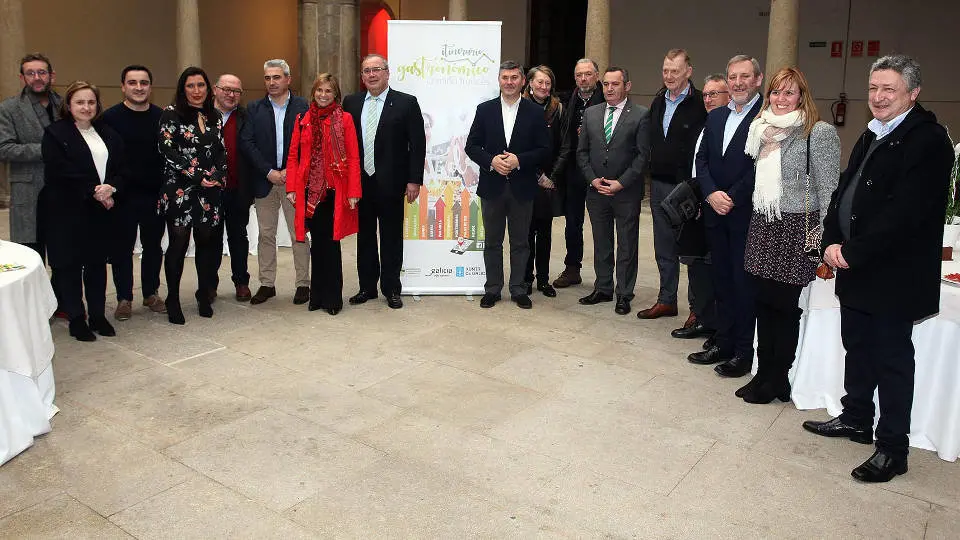 Castro participó en el cierre de la Ruta Gastronómica con Balseiro, Rodeiro, Serrano, Real y los regidores de Triacastela, Sarria, O Pino, Monterroso, Pedrafita y Melide, entre otros. PEPE FERRÍN