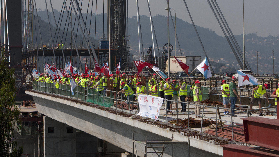 Una concentración en junio en el puente de Rande. SALVADOR SAS