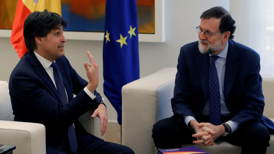 El presidente del Gobierno, Mariano Rajoy (d), conversa con el presidente de Societat Civil Catalana, José Rosiño.JUAN CARLOS HIDALGO (Efe)