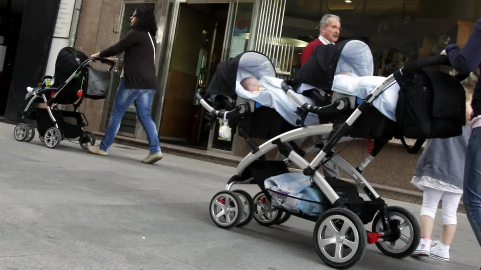 Galicia encabeza el récord histórico en el descenso de la natalidad. AEP