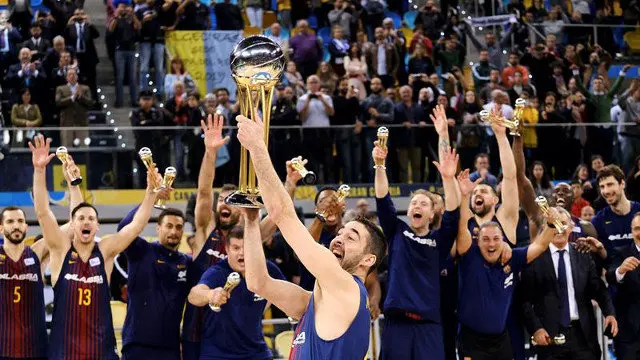 Navarro levanta la Copa del Rey. ÁNGEL MEDINA