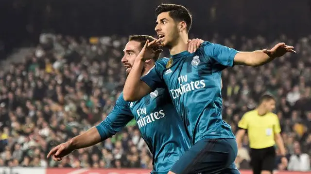 Asensio y Carvajal celebran un gol. RAÚL CARO (EFE)