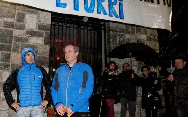 Iñaki Igerategi (izquierda) y Ignacio Otaño , al llegar a Andoain. JUAN HERRERO (EFE)