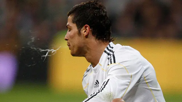 Cristiano Ronaldo escuoe en un partido