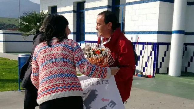 Carlos Cristóbal se reúne con sus familiares a su salida de la cárcel. TWITTER