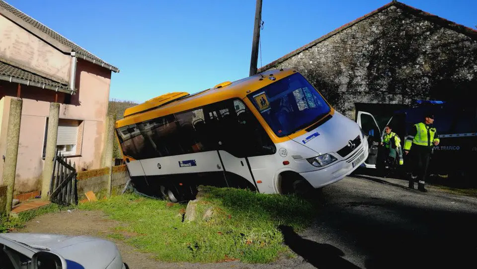 Así quedó el bus accidentado en Cuntis. @GxDRadioGalega