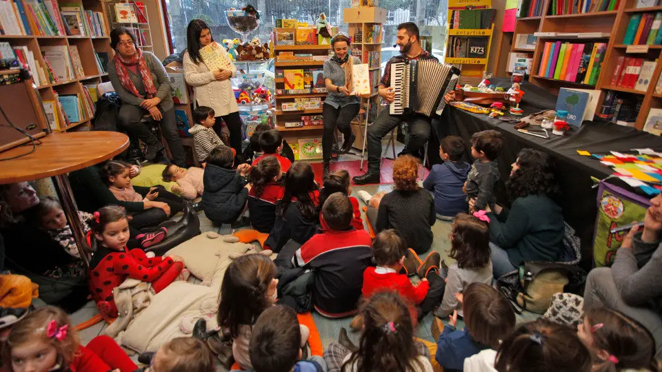 Imaxe dun contacontos de Bea Campos nunha libraría. JAVIER CERVERA-MERCADILLO