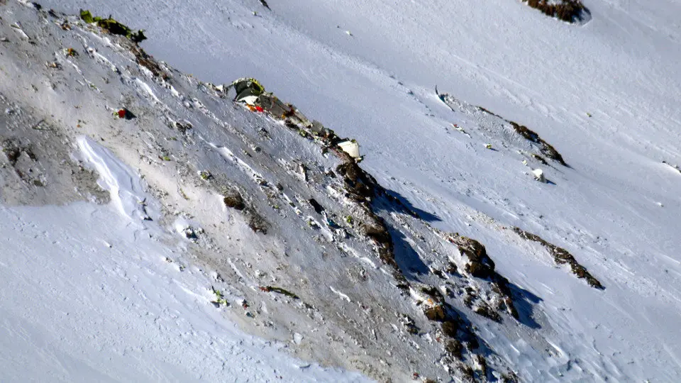 Catro socorristas do Exército iraní chegaron ao lugar onde se produciu o sinistro do avión ATR-72. MOHAMMAD KHA (EFE)