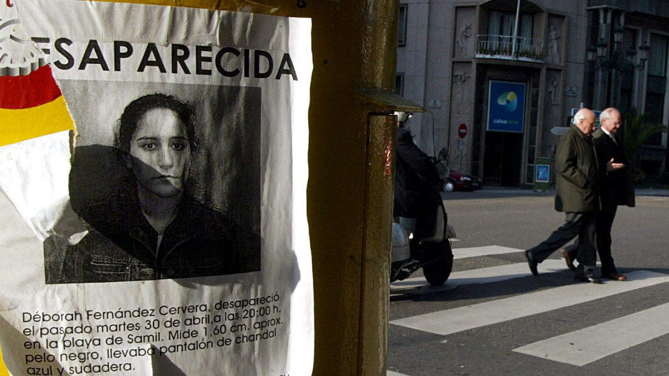 Cientos de carteles fueron distribuidos por Vigo con fotografías de Déborah Fernández tras su desaparición en 2002. MIGUEL RIOPA (EFE)