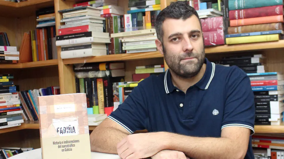 Nacho Carretero, con un exemplar de &#39;Fariña&#39;. TANIA MOREIRA