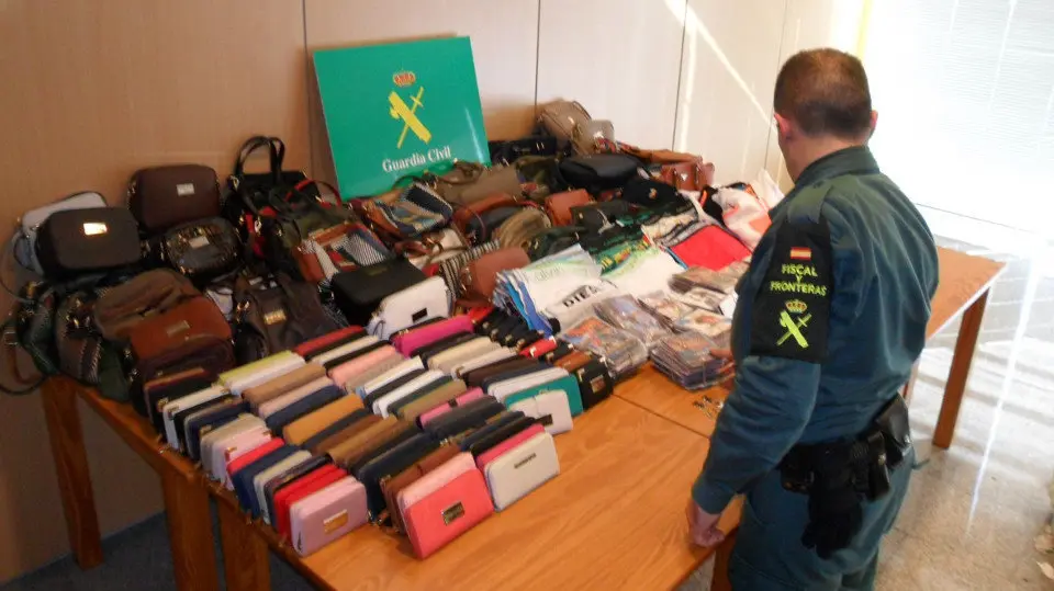 Roupa e bolsos incautados en Ponte Caldelas. GARDA CIVIL