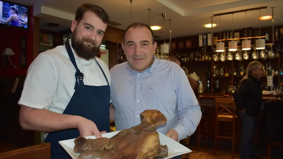 José Gordón (derecha), con el responsable del Restaurante Cabanas. B.P.