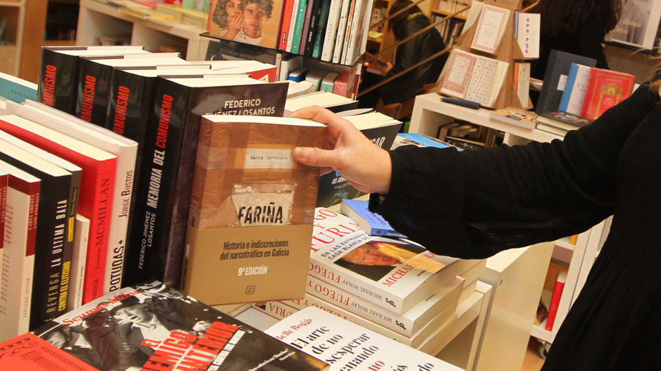 Un ejemplar de libro de Nacho Carretero en una librería. RAFA FARIÑA