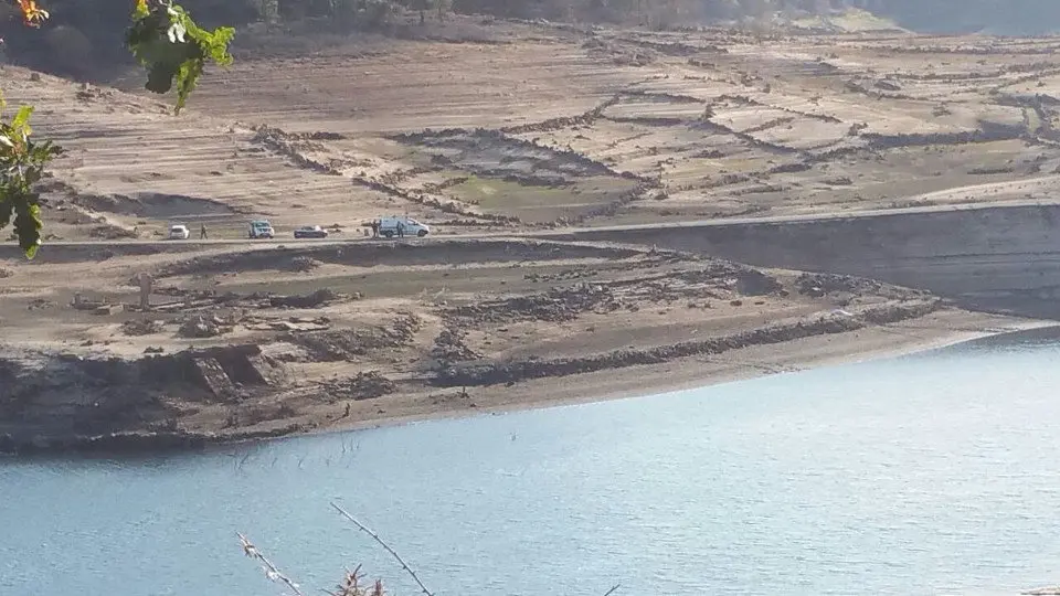 Los servicios de emergencia acuden a la zona del embalse de Lindoso en la que apareció el cadáver en 2016. EP