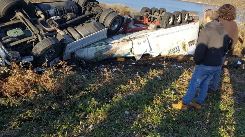 Camión accidentado en Catoira. TVG
