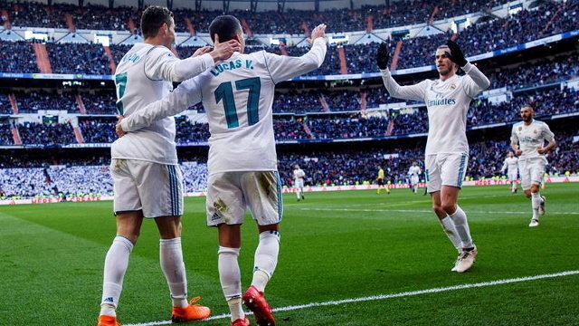 Ronaldo (i), Lucas Vázquez (c) y Gareth Bale (d) festejan un gol durante el partido contra el Alavés. RODRIGO JIMÉNEZ