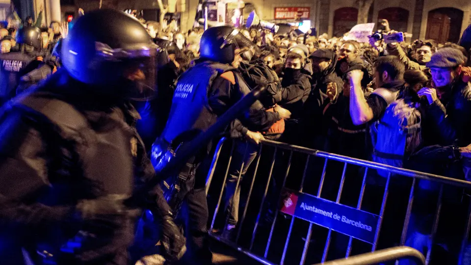 Ambiente de tensión entre manifestantes y los Mossos d'Esquadra. ENRIC FONTCUBERTA-EFE