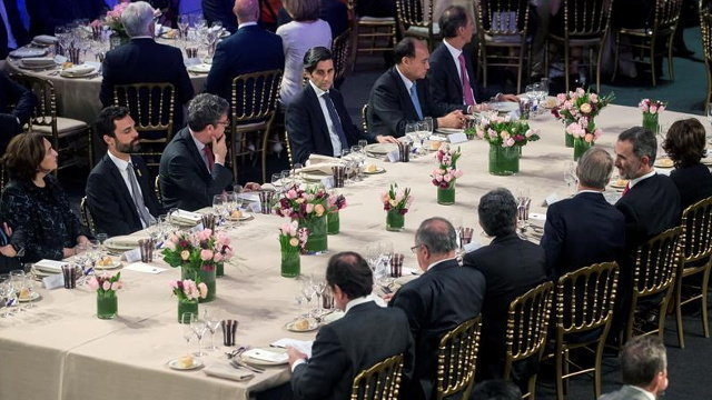 El Rey preside la cena de bienvenida al Mobile World Congress, a la que asisten Torrent y Colau, entre otras autoridades.EFE