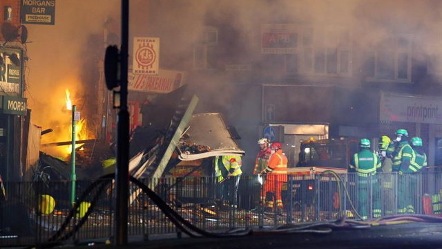Efectivos de emrgencias trabajan en la zona de Leicester en la que se produjo la explosión. EFE