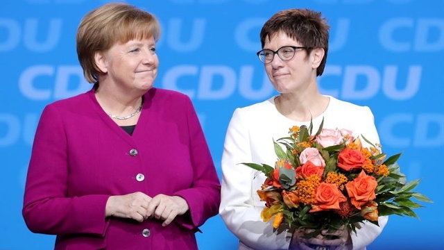 Angela Merkel con la recién nombrada secretaria general del partido, Annegret Kramp-Karrenbauer. EFE