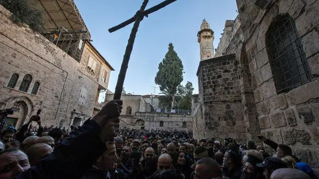 Peregrinos cristianos rezan en la puerta del Santo Sepulcro. JIM HOLLANDER (EFE)
